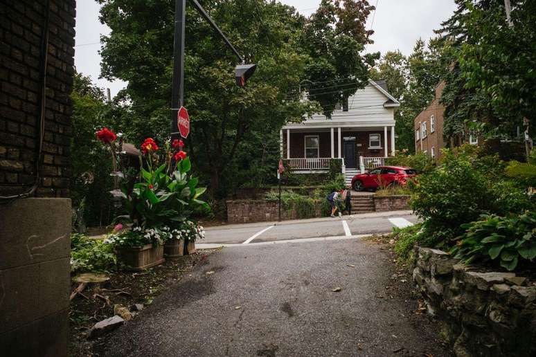 Kamala Harris viveu com a mãe, Shyamala Gopalan, e a irmã, Maya Harris, em uma casa em Westmount, um dos distritos mais ricos da capital de Quebec