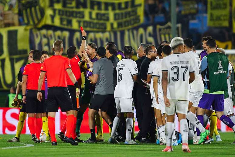 Momento em que goleiro do Peñarol foi expulso pelo árbitro Piero Maza –