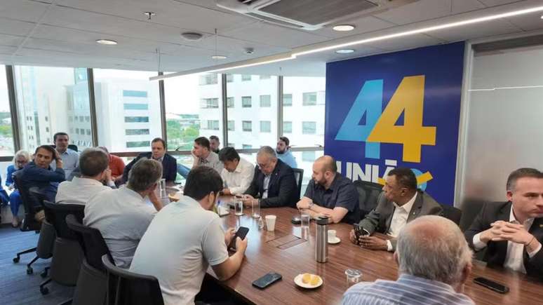 Integrantes do União Brasil em reunião que decidiu o apoio do partido a Hugo Motta