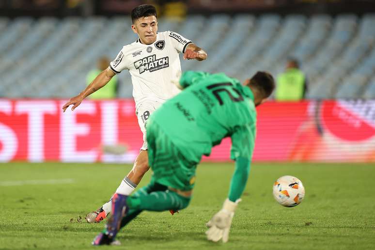 Thiago Almada marcando o gol do Botafogo –