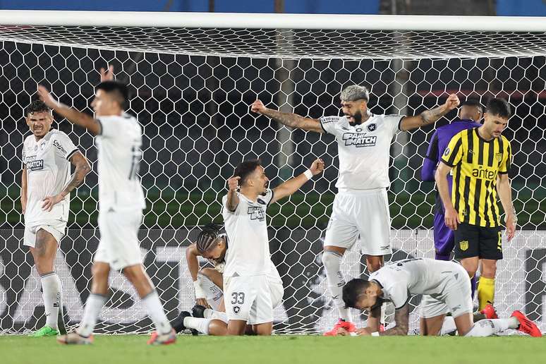 Jogadores comemorando a classificação. 