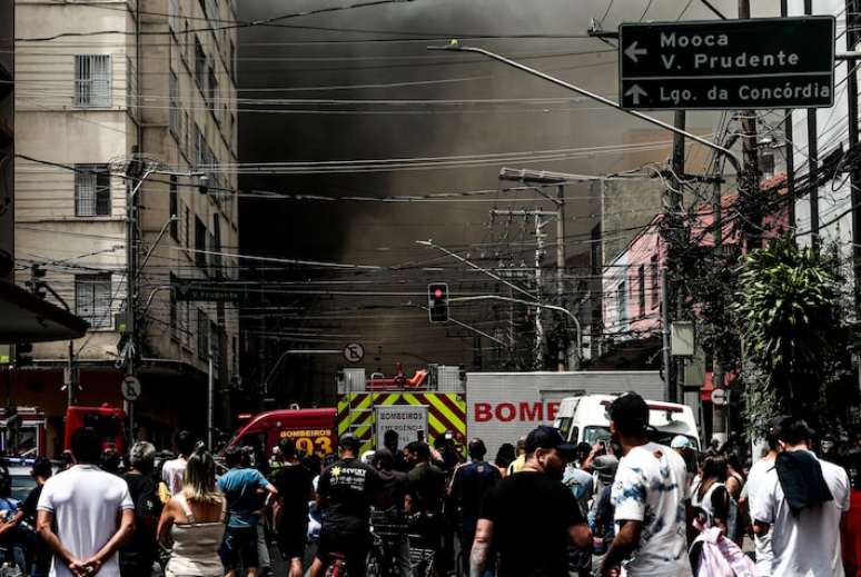 Incêndio no Shopping 25 Brás na Rua Barão de Ladário, 300.