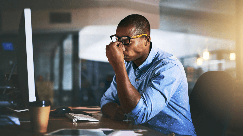 O estresse frequente no ambiente de trabalho pode resultar em cansaço extremo, frustração e queda no desempenho corporativo / Shutterstock