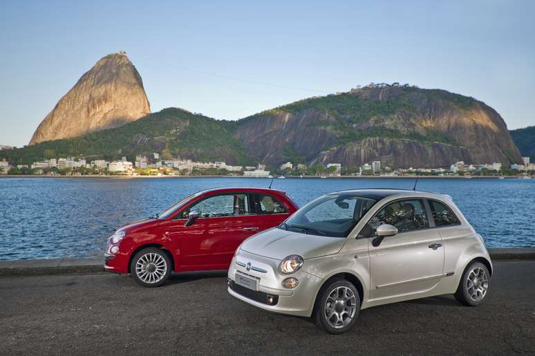 Duas gerações do Fiat 500 demonstram a transição do modelo a combustão para o elétrico.