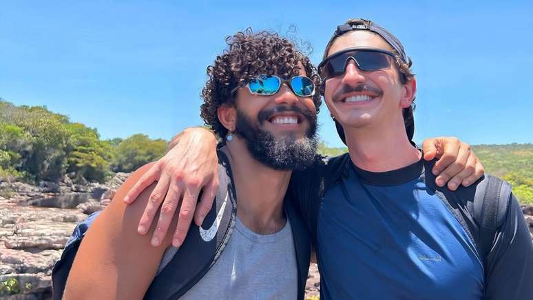 Johnny Massaro publicou fotos com o namorado Ray Queiroz em viagem à Bahia