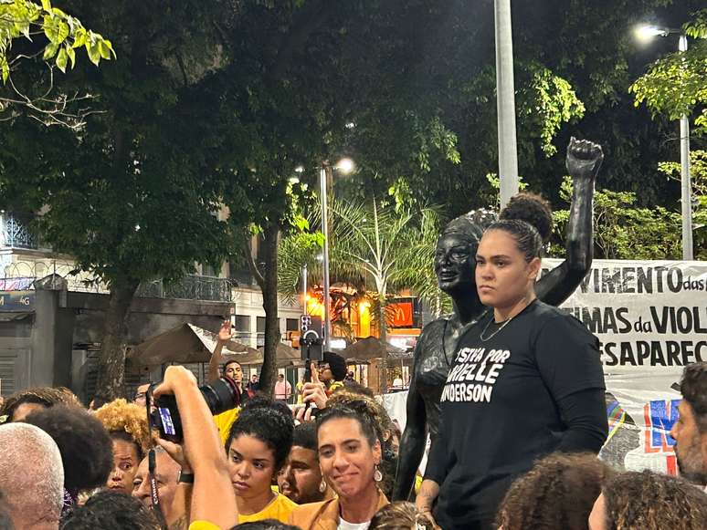 Luyara ao lado da estátua da mãe, Marielle Franco, no Buraco do Lume