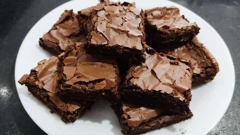 Imagem mostra brownies em um prato branco.