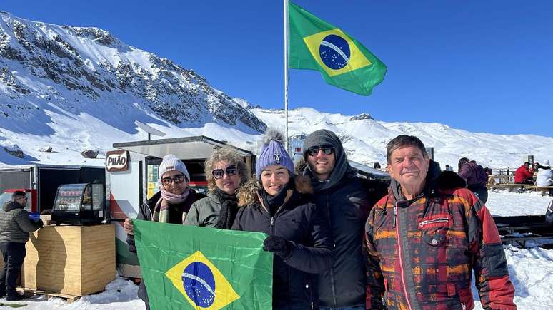 Grupo de brasileiros de Amparo foi a Santiago do Chile buscando por neve; pai e filho (à direita) tiveram experiência decepcionante em 2017