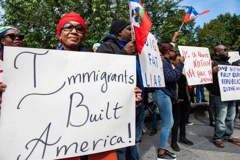 Em alguns lugares dos Estados Unidos, os imigrantes se manifestaram contra as acusações infundadas difundidas por Donald Trump