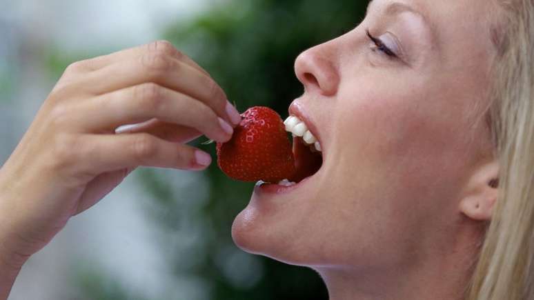 Veja três benefícios de comer morango todos os dias