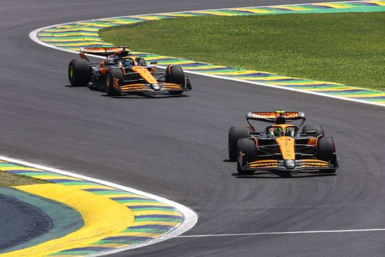 Pilotos da McLaren aceleram na pista de Interlagos durante o GP de São Paulo de 2024.