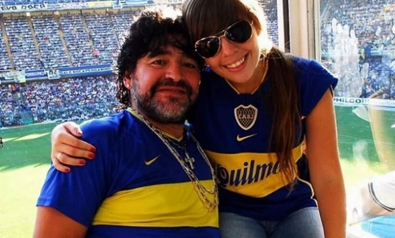 Maradona y Dalma, junto a otros cuatro niños 