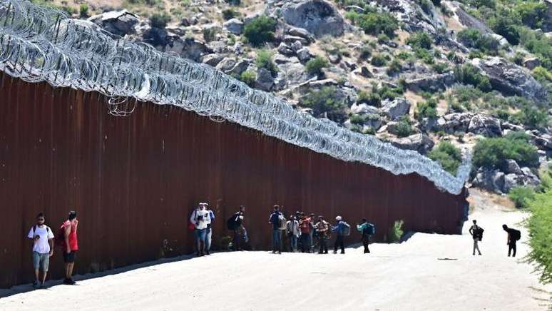 Um número recorde de pessoas cruzou do México para os EUA no final de 2023, mas caiu desde então para o menor nível em quatro anos