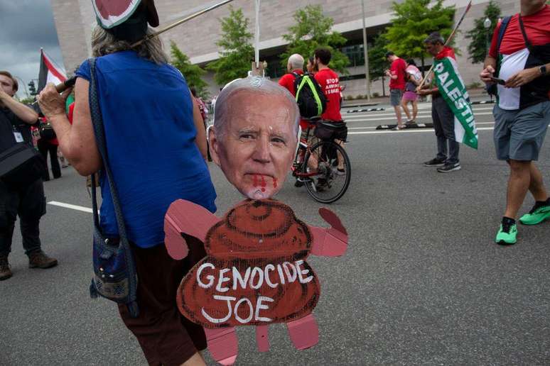 Manifestantes pró-palestinos apelidaram o presidente Joe Biden de 'Joe Genocida'