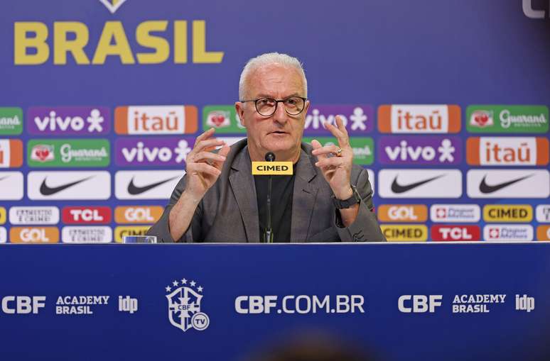 Dorival explicando. ( FOTO: RAFAEL RIBEIRO/CBF)