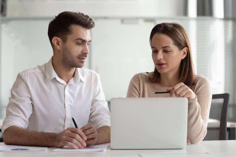 A prática do feedback construtivo é essencial para fortalecer a comunicação e impulsionar o crescimento profissional no ambiente de trabalho 