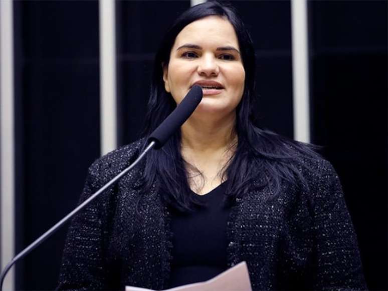 Deputada Missionária Michele Collins (PP-PE) propôs projeto de lei para assegurar eventos religiosos em escolas