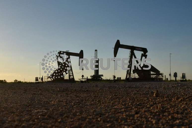 Bombas de petróleo operam em frente a uma plataforma de perfuração em um campo de petróleo em Midland, Texas, EUA
22/08/2018
REUTERS/Nick Oxford