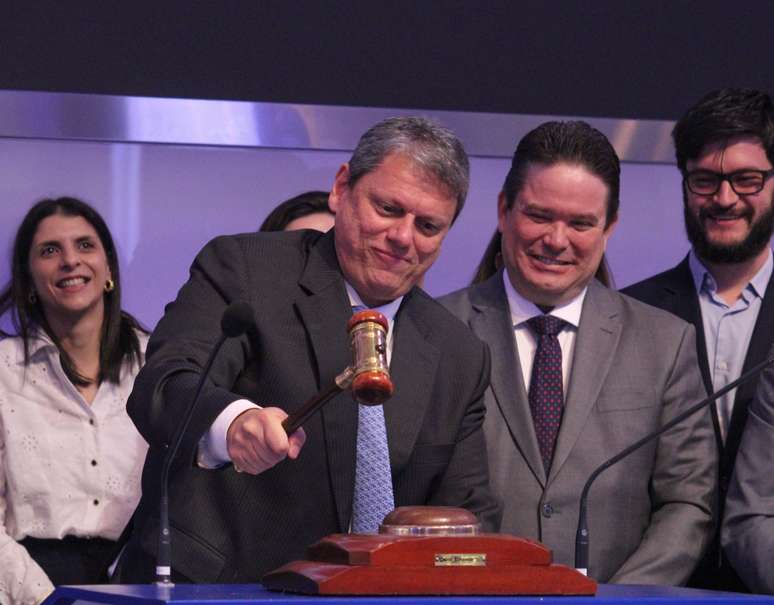 Governador de São Paulo, Tarcísio de Freitas (Republicanos), durante o leilão de concessão de serviços de loteria do Estado de São Paulo