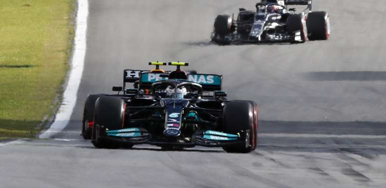 Bottas e Verstappen brigando pela Sprint Race de 2021