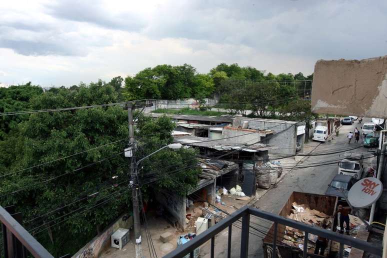 A favela São Remo faz divisa com a USP, onde estão as árvores. Comunidade foi formada por trabalhadores que construíram o Universidade.