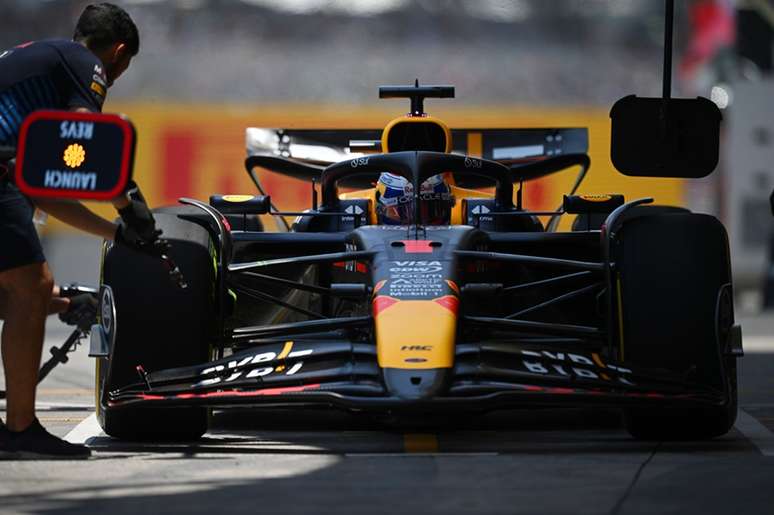 Max Verstappen en boxes en Interlagos. Un nuevo motor para mantener el liderazgo