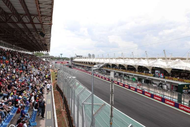 Público na arquibancada do Autódromo de Interlagos no segundo dia de Grande Prêmio de São Paulo de Fórmula 1 2024.