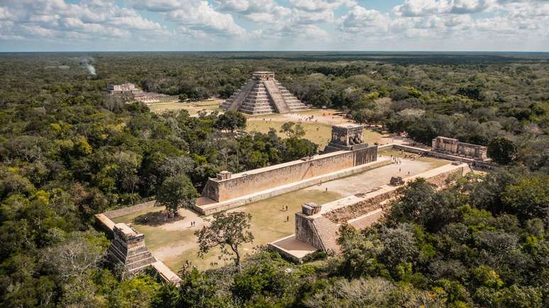 Muitas das cidades construídas pelos maias tinham praças e áreas reservadas para jogos com bola