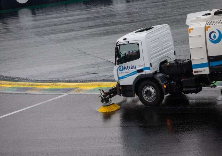 Funcionários tentam escoar a água da chuva presente na curva do S do Senna após tempestade atingir o autódromo de Interlagos na tarde deste sábado, adiando os treinos classificatórios.