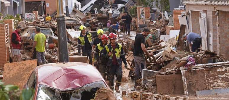 Milhares de soldados, policiais, brigadistas e voluntários tentam limpar destroços deixados pela chuva em Valência