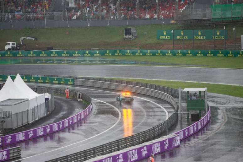 Los equipos intentan limpiar el agua de lluvia de la curva Senna S tras una tormenta en la carrera de Interlagos