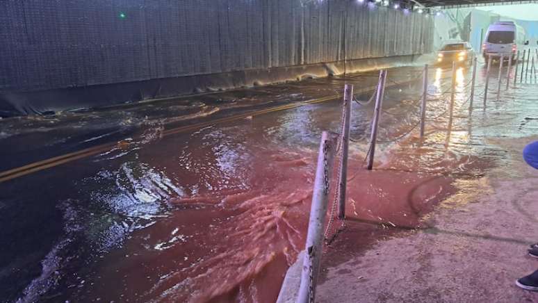 Chuva causa alagamento em túnel dentro do Autódromo de Interlagos.