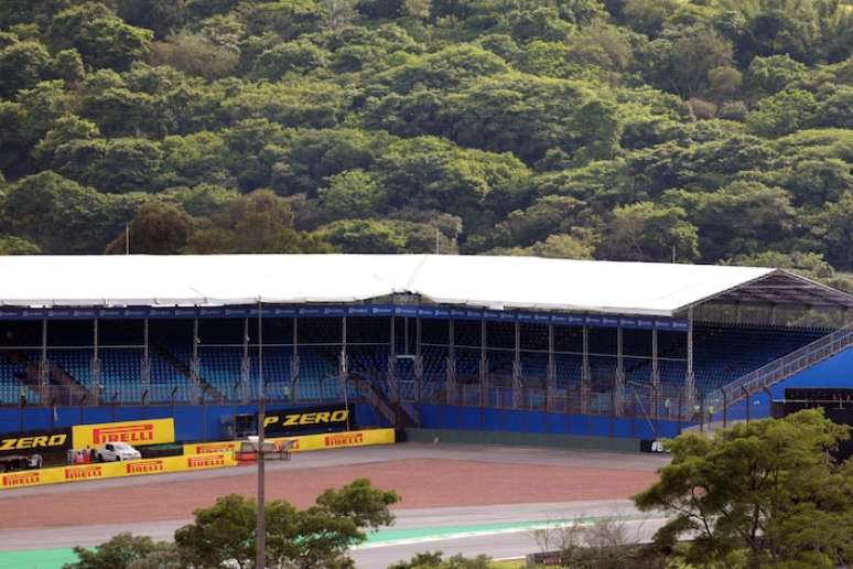 Nem mesmo a cobertura impediu a entrada de chuva no paddock em 2023.