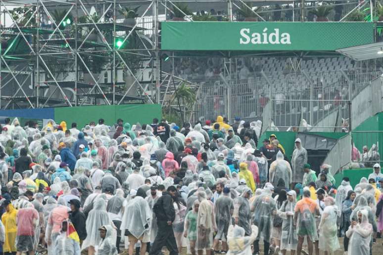 Público deixa o Autódromo de Interlagos após o encerramento das atividades neste sábado.