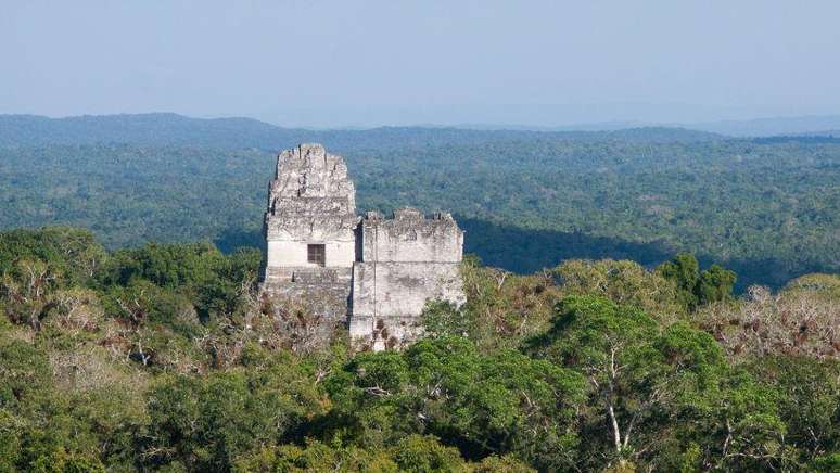 Este é o Templo 4, uma pirâmide de 65 metros de altura nas ruínas da antiga cidade maia de Tikal, na Guatemala moderna