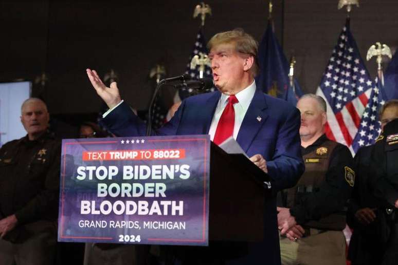 'Vamos parar com o banho de sangue de Biden na fronteira', diz o cartaz da campanha de Trump