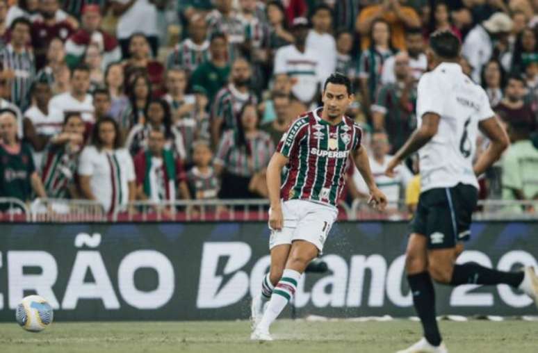 Lucas Merçon/Fluminense - Legenda: Ganso, do Fluminense, dá um passe e é observado pelo gremista Reinaldo