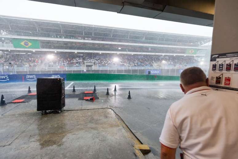 Treino classificatório tem início adiado após temporal atingir o Autódromo de Interlagos.