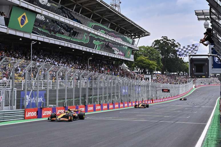 Norris cruza a linha de chegada à frente de Piastri e Verstappen