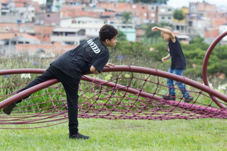 Cemitério Cerejeiras com Jardim Ângela ao fundo, na zona sul de São Paulo. Biografia de finados agrada parentes e amigos