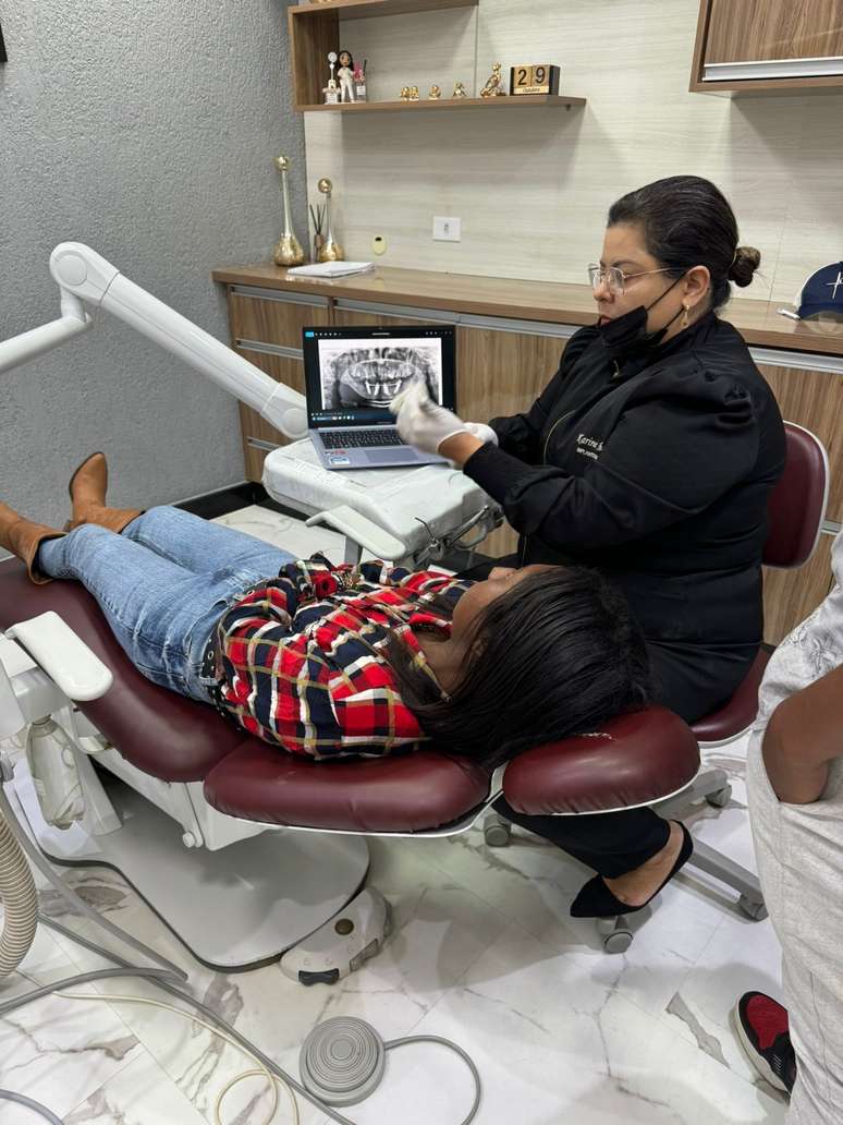 Menina da Bota durante cirurgia com a cirurgiã dentista Karine Chaves, em Itamarandiba, interior mineiro.