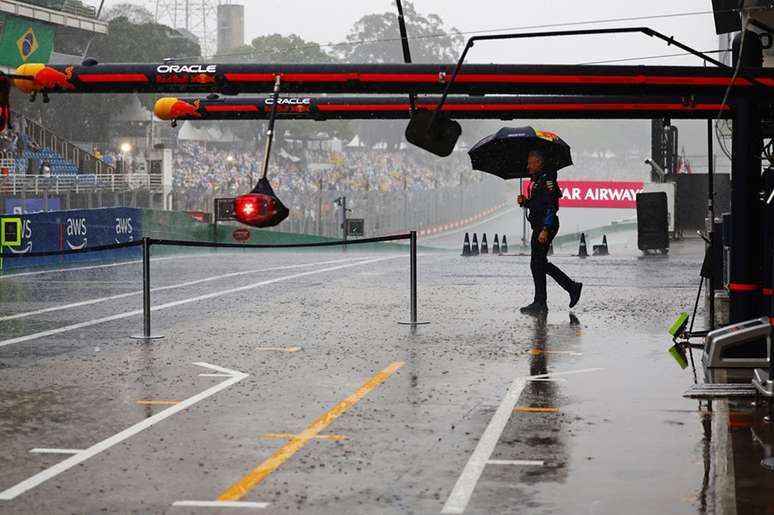 Jonathan Wheatley, director ejecutivo de Red Bull, se salvó de una fuerte lluvia que retrasó la clasificación.