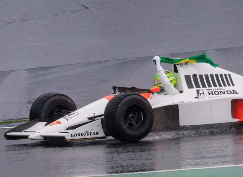 Hamilton exibe bandeira brasileira durante homenagem a Ayrton Senna em Interlagos.