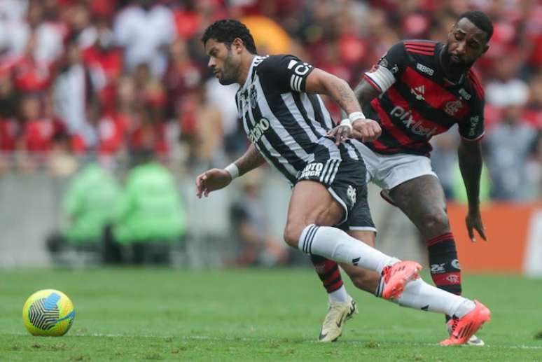 Hulk em disputa de bola com Gérson em Flamengo x Atlético-MG