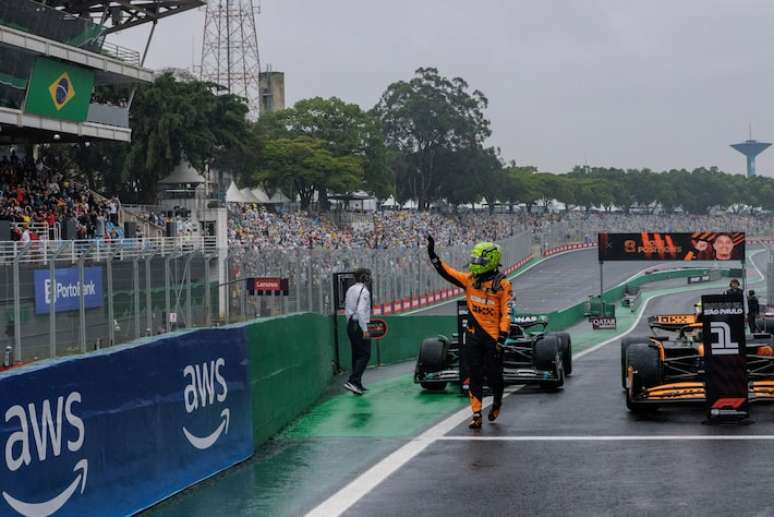 Lando Norris acena para o público em Interlagos no GP de São Paulo