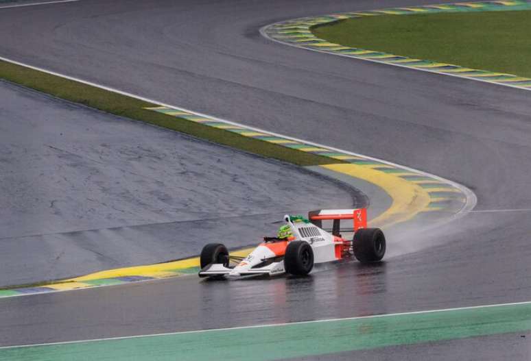 Hamilton contorna o S do Senna com McLaren icônica do ídolo brasileiro.