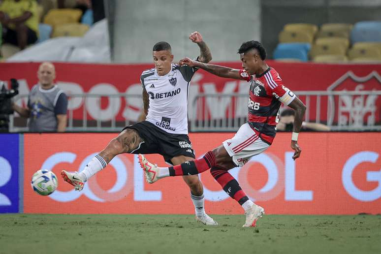 Atlético-MG atropela Flamengo no Maracanã 