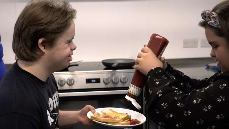 Os amigos de Ellie se reúnem uma vez por mês para praticar habilidades de convivência