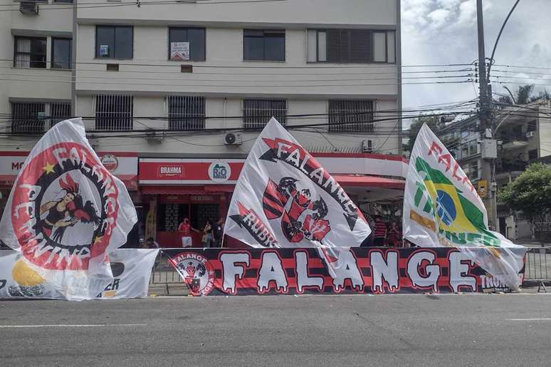 Torcida do Flamengo reunida em bar próximo ao Maracanã –