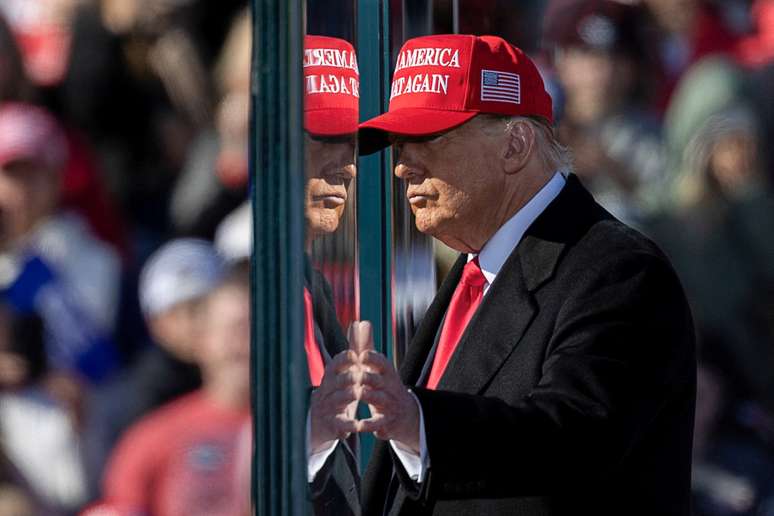 Candidato presidencial republicano e ex-presidente dos EUA, Donald Trump, toca o vidro protetor, durante um comício de campanha, em Lititz, Pensilvâni